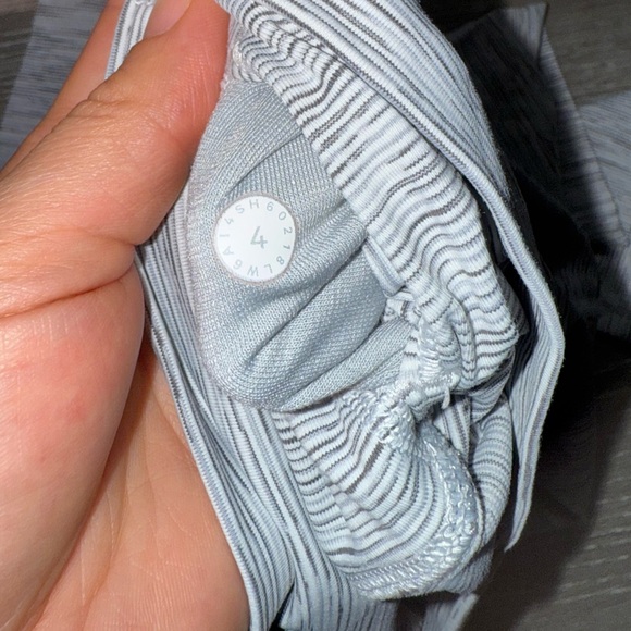 Lululemon Wunder Under Crop (Hi-Rise) (21 1/2") size 4 - Picture 11 of 11